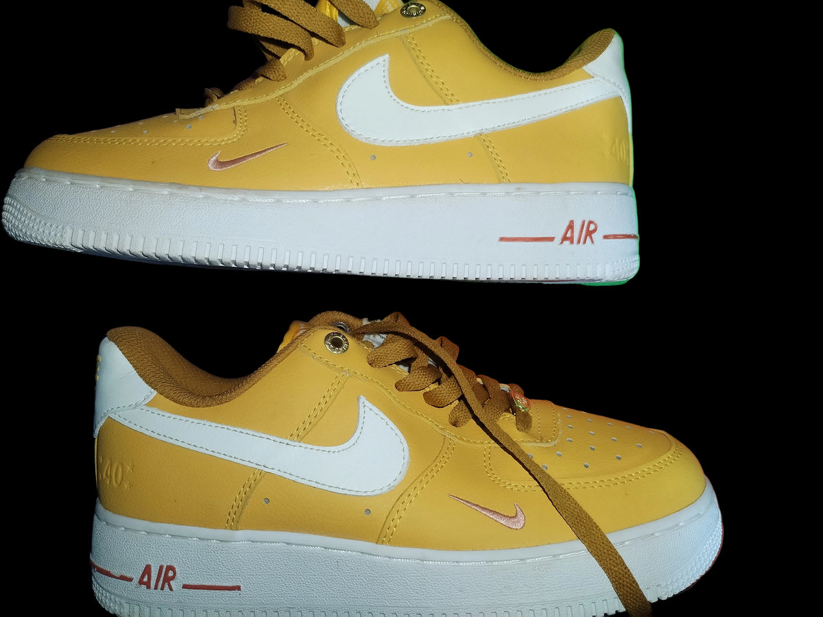 Nike Air Force 1 Wheat Gold White vista lateral detalle mini Swoosh