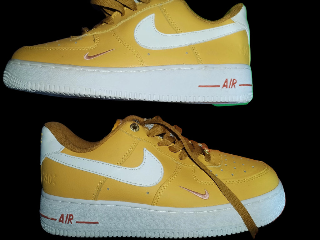 Nike Air Force 1 Wheat Gold White vista lateral superior par