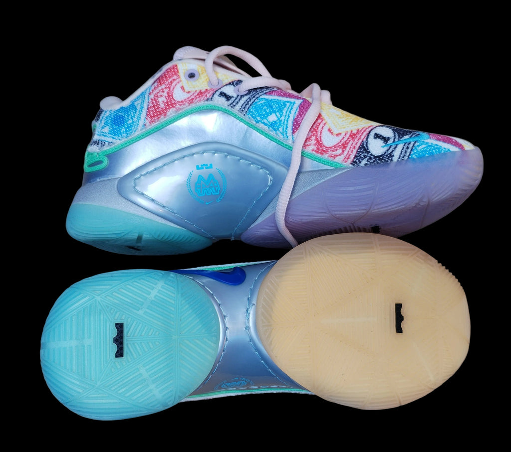 Nike LeBron XXII x Monopoly Currency - Vista lateral par