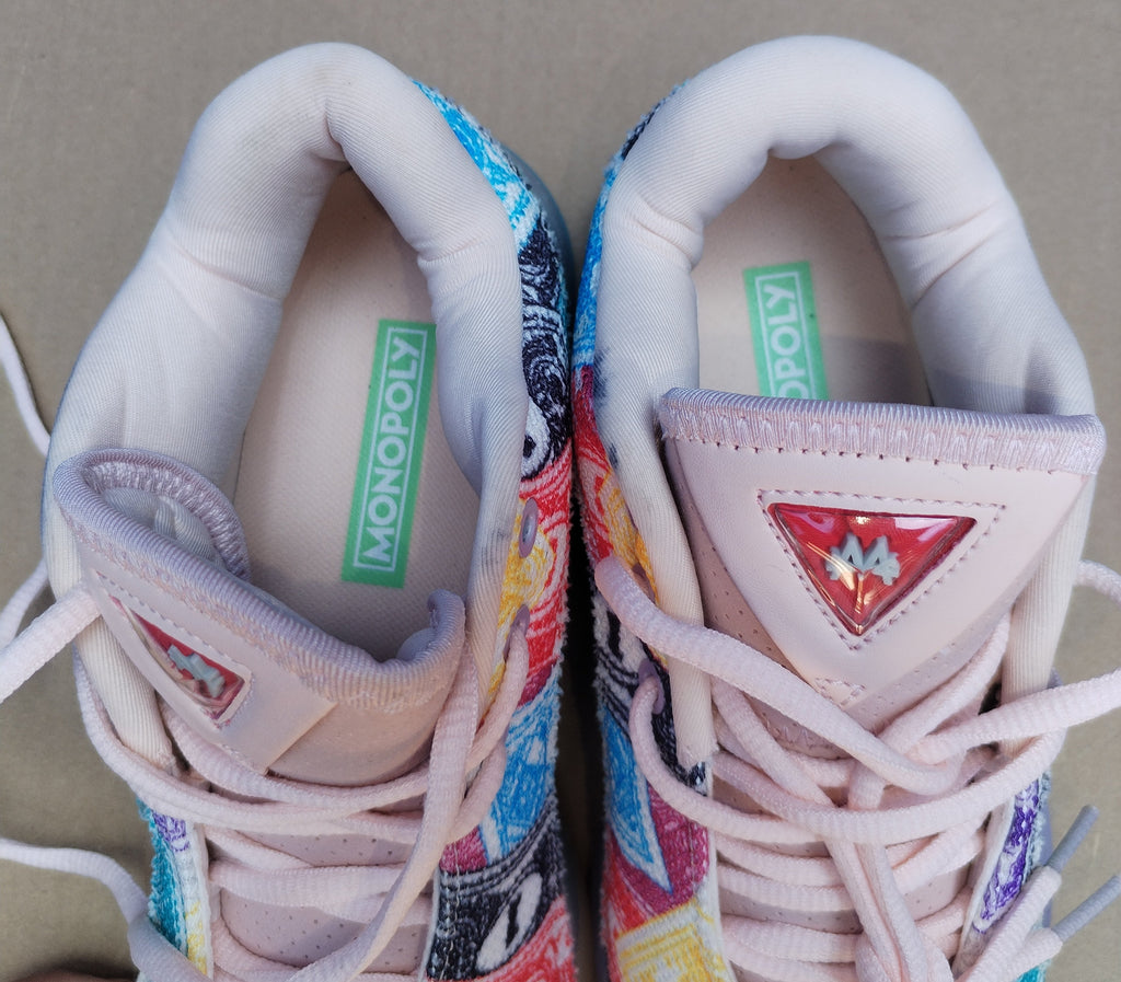 Nike LeBron XXII x Monopoly Currency - Detalle lengüeta y logo