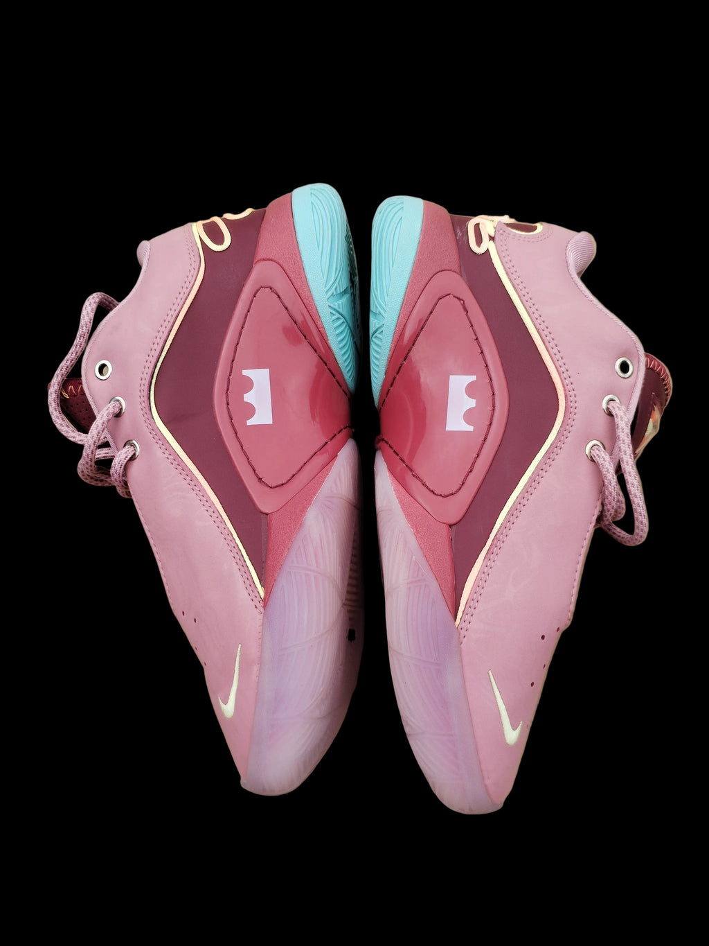 Nike LeBron XXII Pink Crimson vista trasera corona
